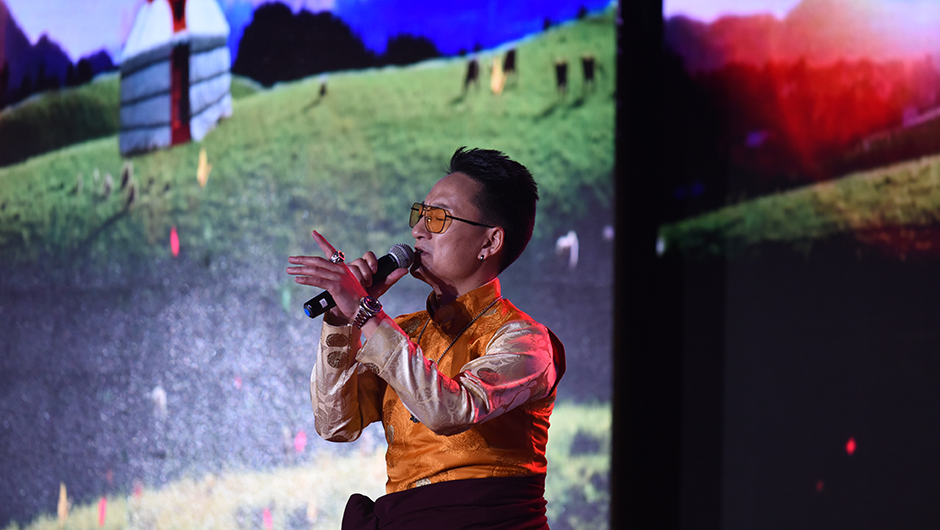 藏族歌手齐旦布演唱《不要等到那一天》